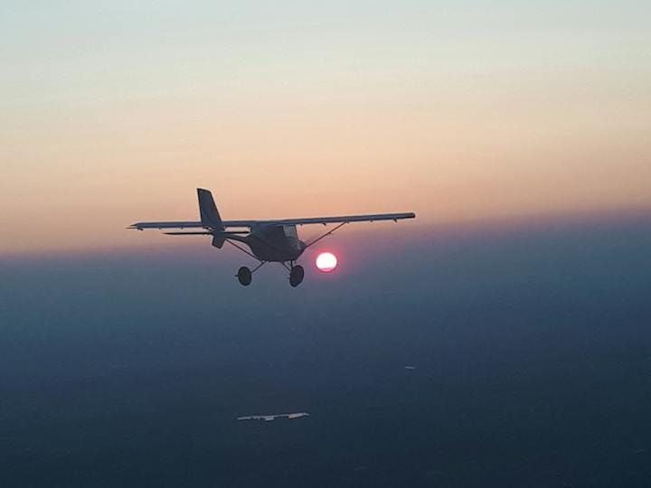 avion au coucher du soleil